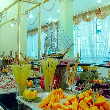 Planeta Hotel & Aquapark Free Beach Access Sunny Beach Eksteriør billede A buffet at a hotel