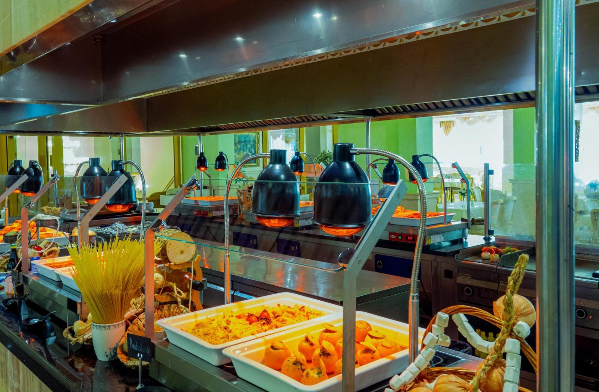 Planeta Hotel & Aquapark Free Beach Access Sunny Beach Eksteriør billede A chafing dish