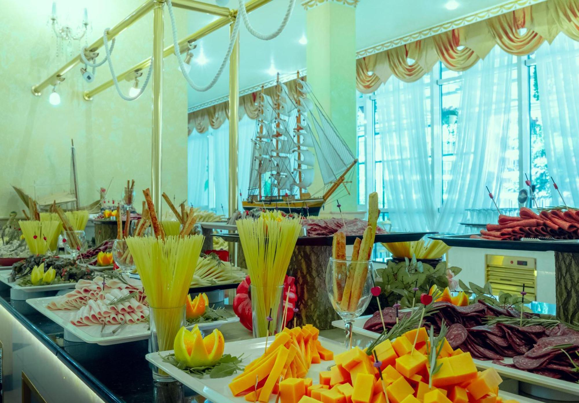Planeta Hotel & Aquapark Free Beach Access Sunny Beach Eksteriør billede A buffet at a hotel