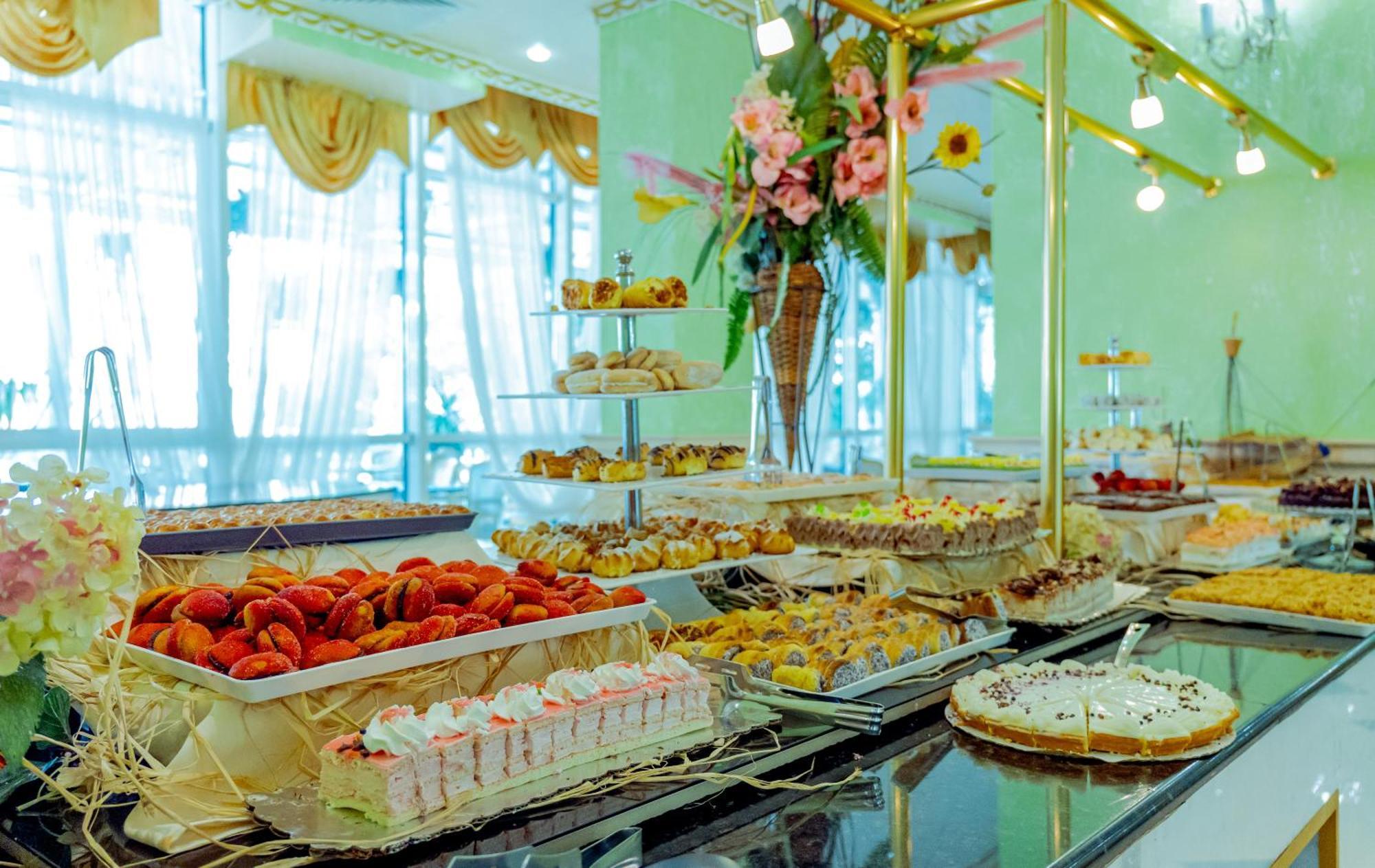 Planeta Hotel & Aquapark Free Beach Access Sunny Beach Eksteriør billede A dessert buffet