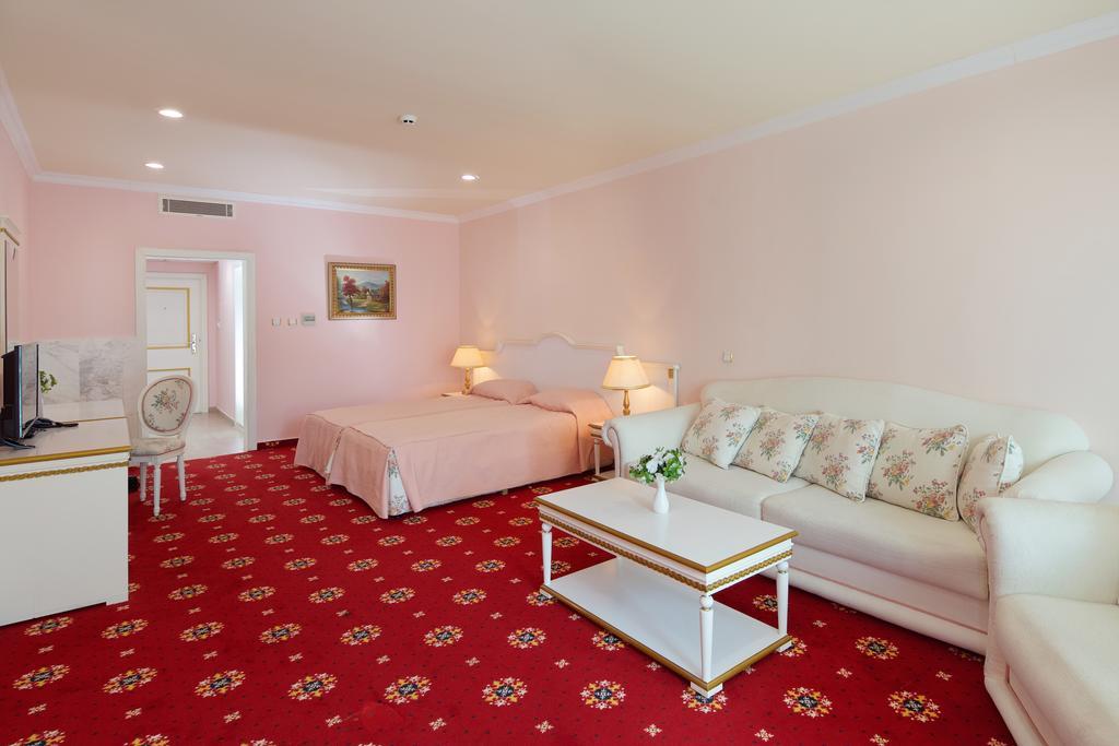 Planeta Hotel & Aquapark Free Beach Access Sunny Beach Eksteriør billede A room at the hotel