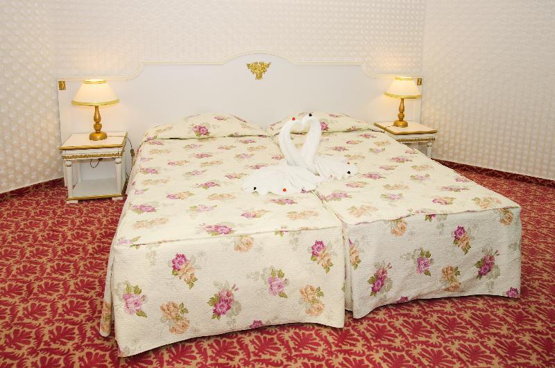 Planeta Hotel & Aquapark Free Beach Access Sunny Beach Eksteriør billede A bed with a bedsheet